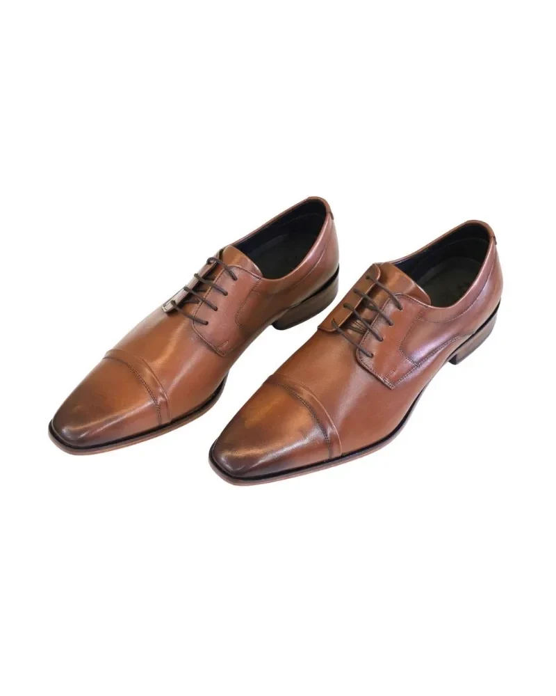 Sapato social Derby marrom caramelo em couro, par visto de três quartos com cap toe