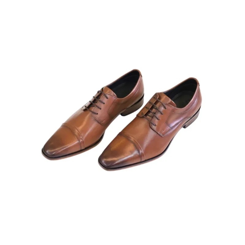 Sapato social Derby marrom caramelo em couro, par visto de três quartos com cap toe