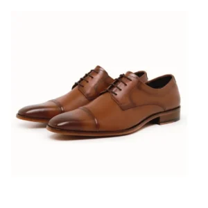 Par de sapatos Derby marrom caramelo, vista frontal com cadarço encerado