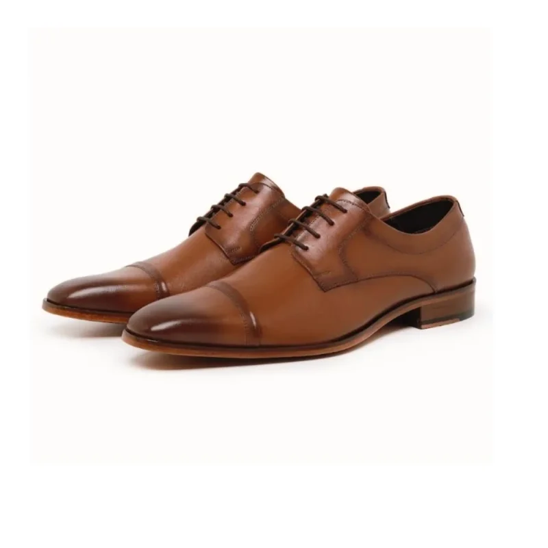 Par de sapatos Derby marrom caramelo, vista frontal com cadarço encerado