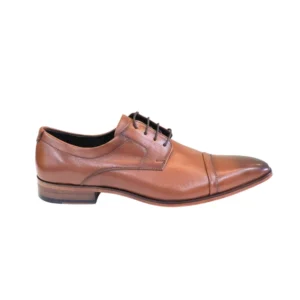 Perfil do sapato Derby marrom em couro, com o cap toe e o salto empilhado