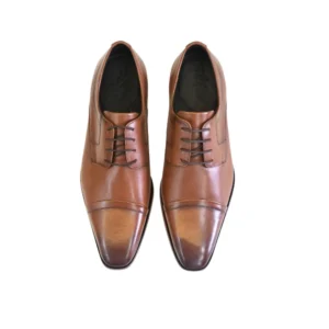 Par de sapatos Derby marrom caramelo visto de cima, com a palmilha e a marca gravada