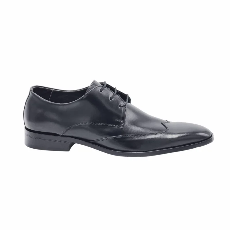 Perfil do sapato Derby preto em couro, com a costura em asa no bico e o salto