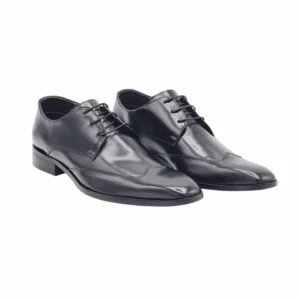 Par de sapatos Derby pretos em couro, vista frontal com cadarço encerado