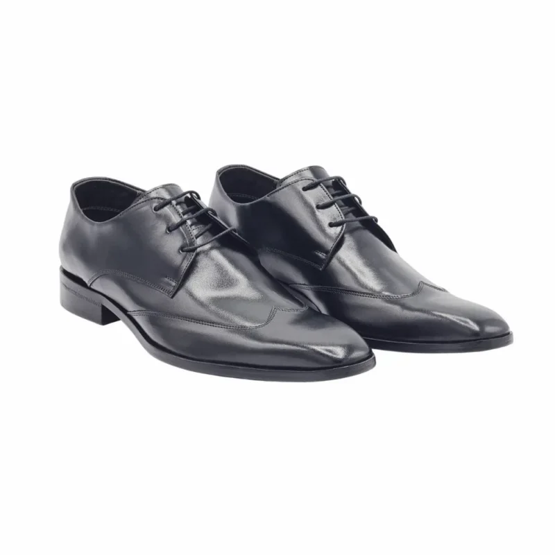 Par de sapatos Derby pretos em couro, vista frontal com cadarço encerado