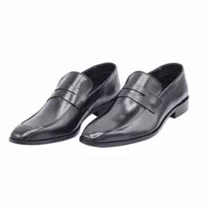 Sapato social loafer preto em couro sem cadarço, par visto de três quartos