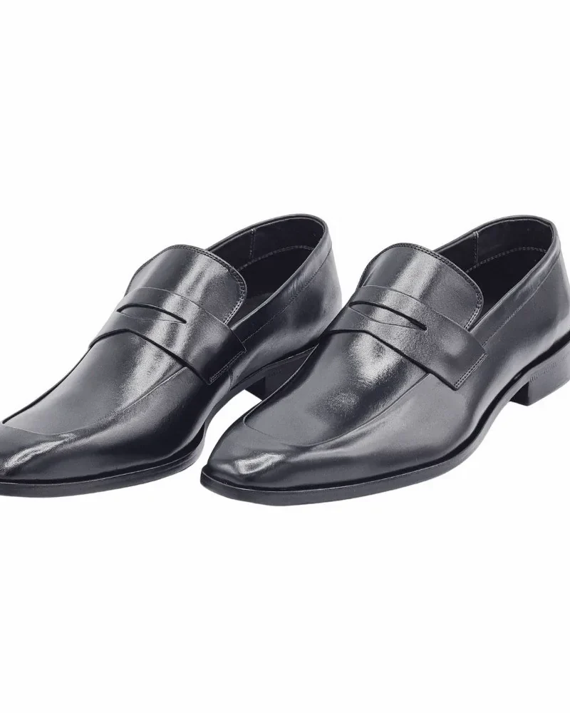 Sapato social loafer preto em couro sem cadarço, par visto de três quartos