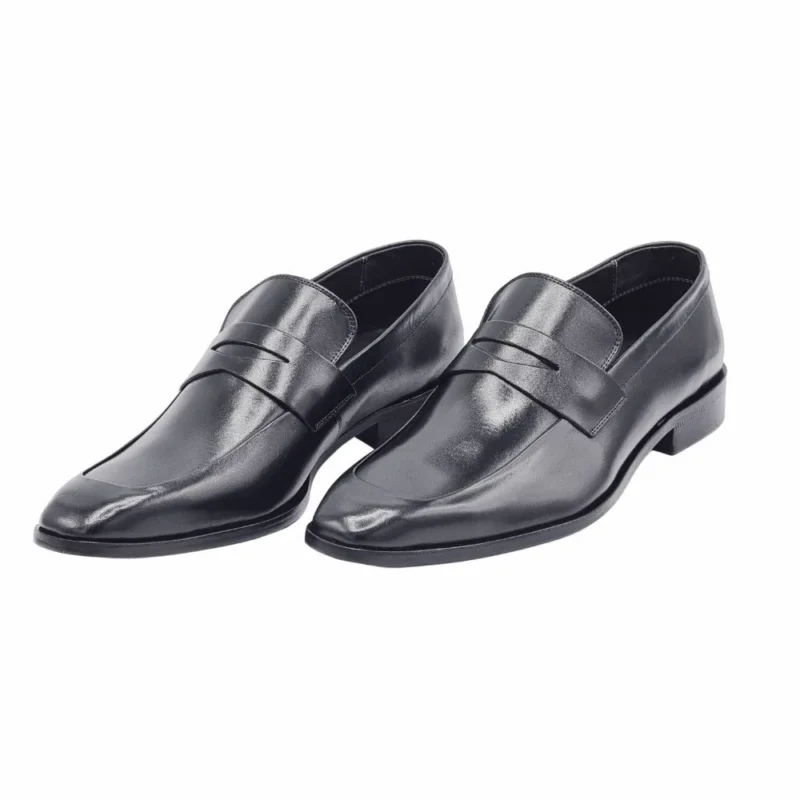 Sapato social loafer preto em couro sem cadarço, par visto de três quartos