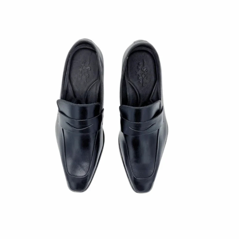 Par de loafers sociais pretos visto de cima, com a palmilha em couro e a marca gravada