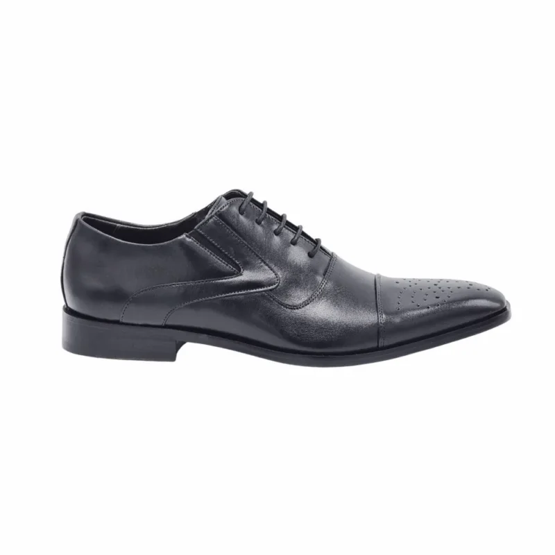 Perfil lateral do sapato social Milano preto, com cadarço encerado e bico perfurado