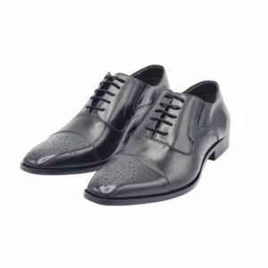 Par de sapatos sociais Milano pretos em couro, vista frontal com os bicos perfurados