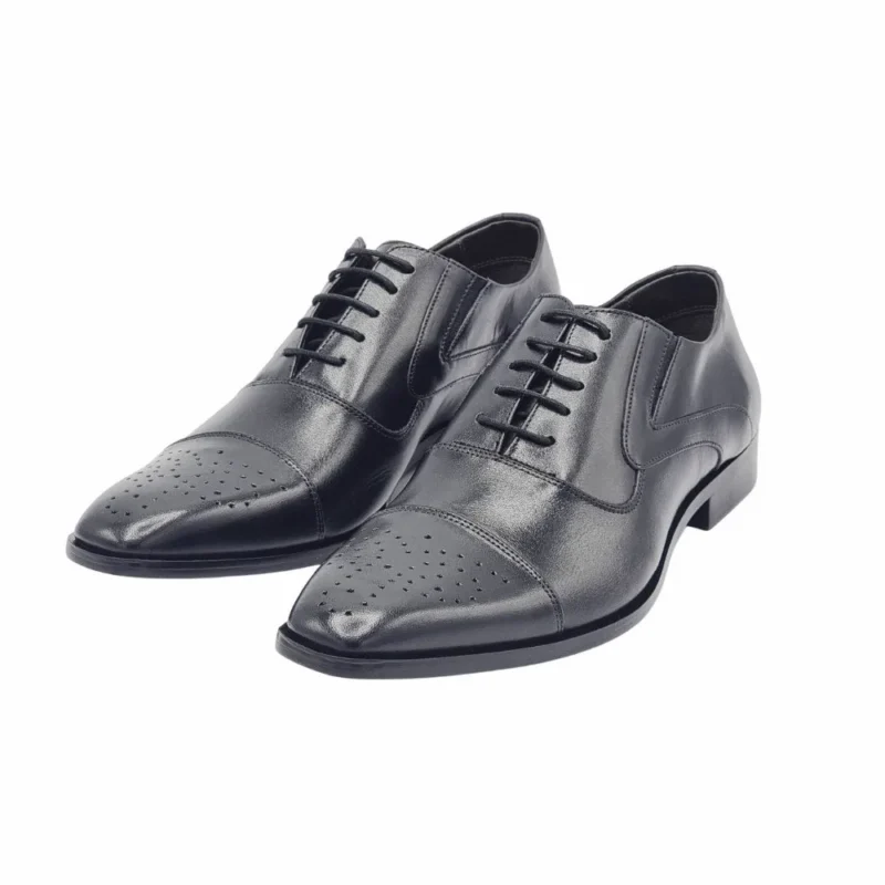 Par de sapatos sociais Milano pretos em couro, vista frontal com os bicos perfurados