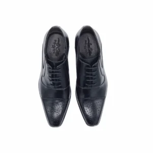 Par de sapatos Milano pretos visto de cima, com bico perfurado e palmilha em couro