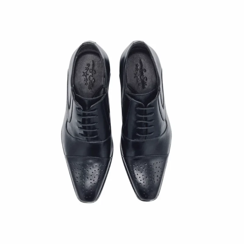 Par de sapatos Milano pretos visto de cima, com bico perfurado e palmilha em couro