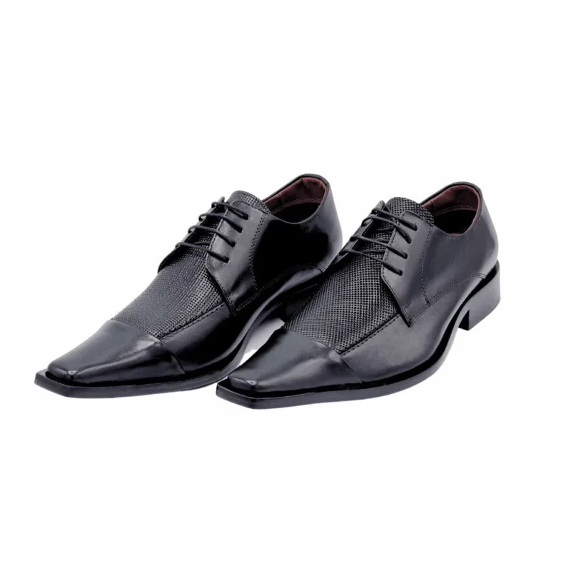 Par de sapatos Nápoles pretos, vista frontal com bico quadrado e faixa texturizada
