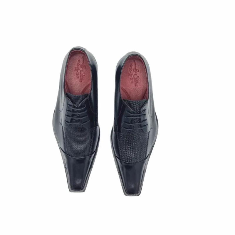 Par de sapatos Nápoles pretos visto de cima, com palmilha vermelha e a marca gravada