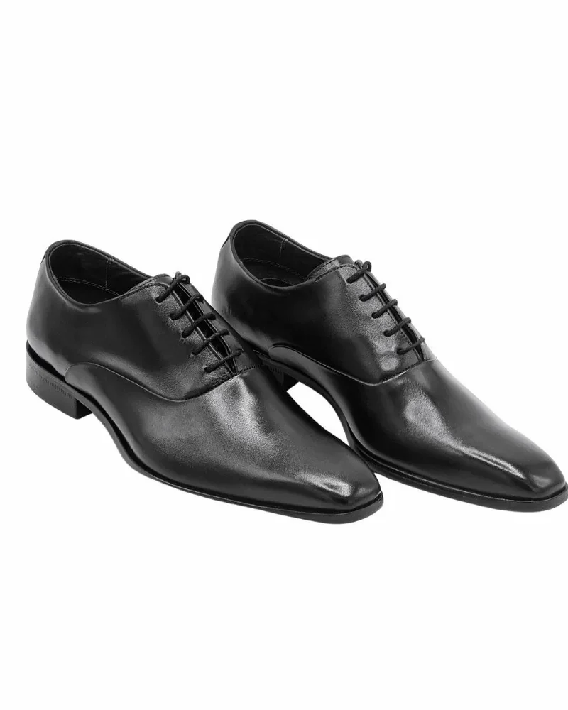Sapato social Oxford preto 100% couro de cabedal liso, par visto de três quartos