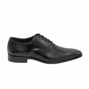 Perfil do sapato Oxford preto em couro, com o bico alongado e o salto baixo