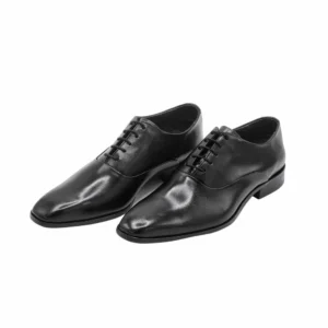 Par de sapatos Oxford pretos em couro, vista frontal com cadarço encerado