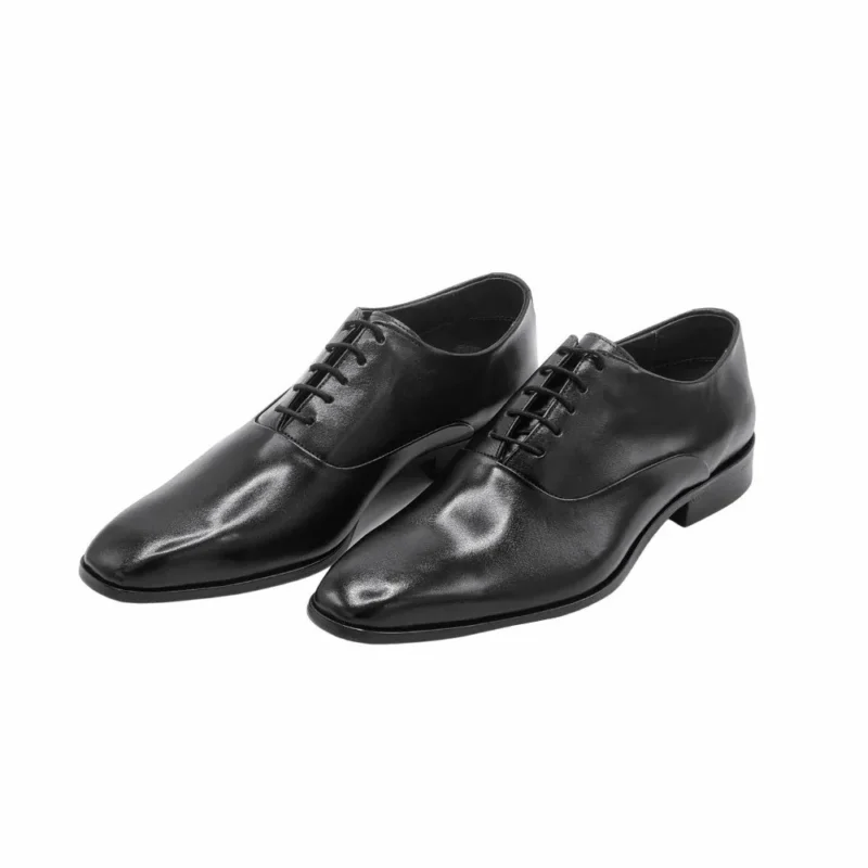Par de sapatos Oxford pretos em couro, vista frontal com cadarço encerado