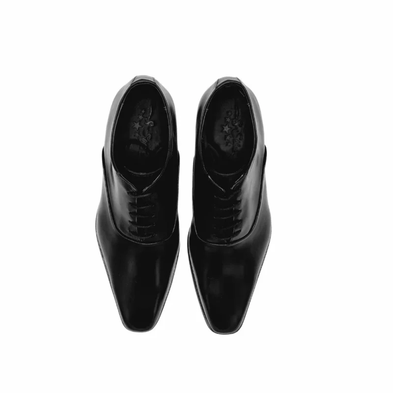 Par de sapatos Oxford pretos em couro visto de cima, com a palmilha e a marca gravada