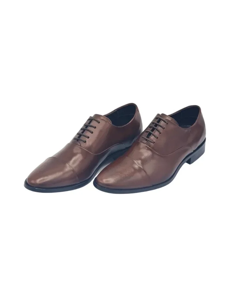 Sapato social Oxford marrom em couro com cap toe, par visto de três quartos