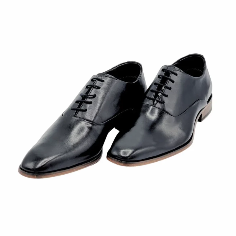 Par de sapatos Oxford pretos de cabedal liso, vista frontal com cadarço encerado