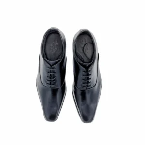 Par de sapatos Oxford pretos de cabedal liso visto de cima, com palmilha em couro