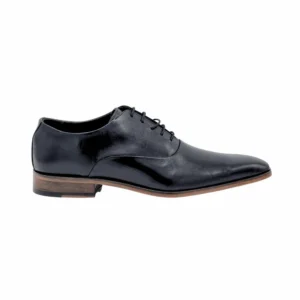 Perfil do sapato Oxford preto, com o salto e o solado em couro marrom