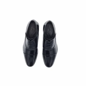 Par de sapatos sociais Oxford pretos visto de cima, com a palmilha em couro e a marca
