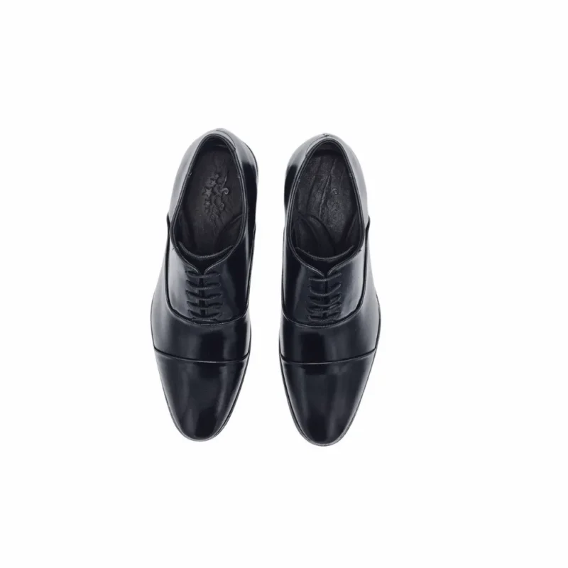 Par de sapatos sociais Oxford pretos visto de cima, com a palmilha em couro e a marca