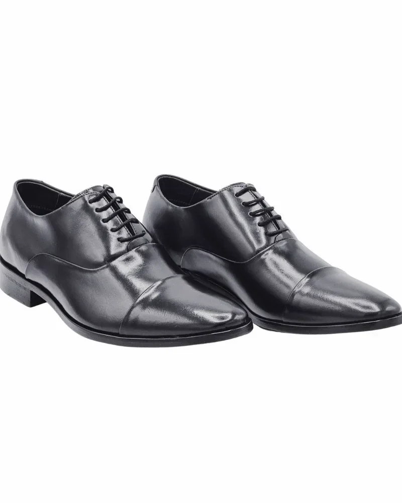 Sapato social Oxford preto em couro, par visto de três quartos com bico em cap toe