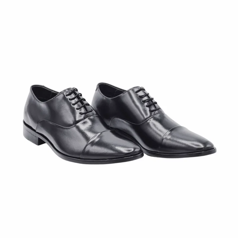 Sapato social Oxford preto em couro, par visto de três quartos com bico em cap toe