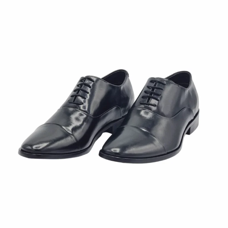 Par de sapatos sociais Oxford pretos em couro, vista frontal com cadarço encerado