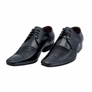 Par de sapatos sociais pretos com nervuras no peito do pé, vista frontal com cadarço