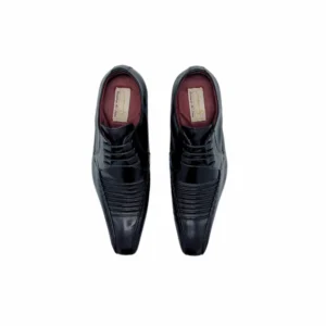 Par de sapatos sociais pretos visto de cima, com forro bordô e a etiqueta Ms Stilos