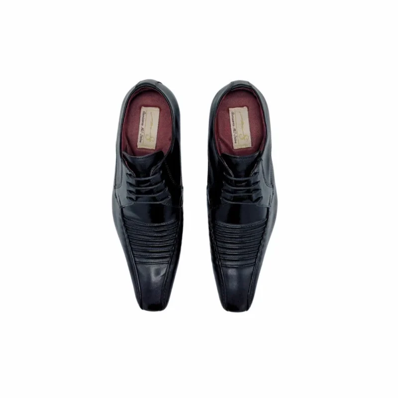 Par de sapatos sociais pretos visto de cima, com forro bordô e a etiqueta Ms Stilos
