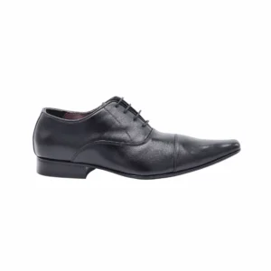 Perfil do sapato Veneza preto em couro, com o bico alongado e a costura do cap toe