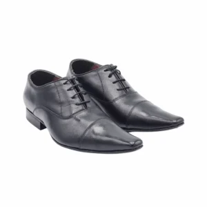 Par de sapatos Veneza pretos, vista frontal com o forro bordô na abertura