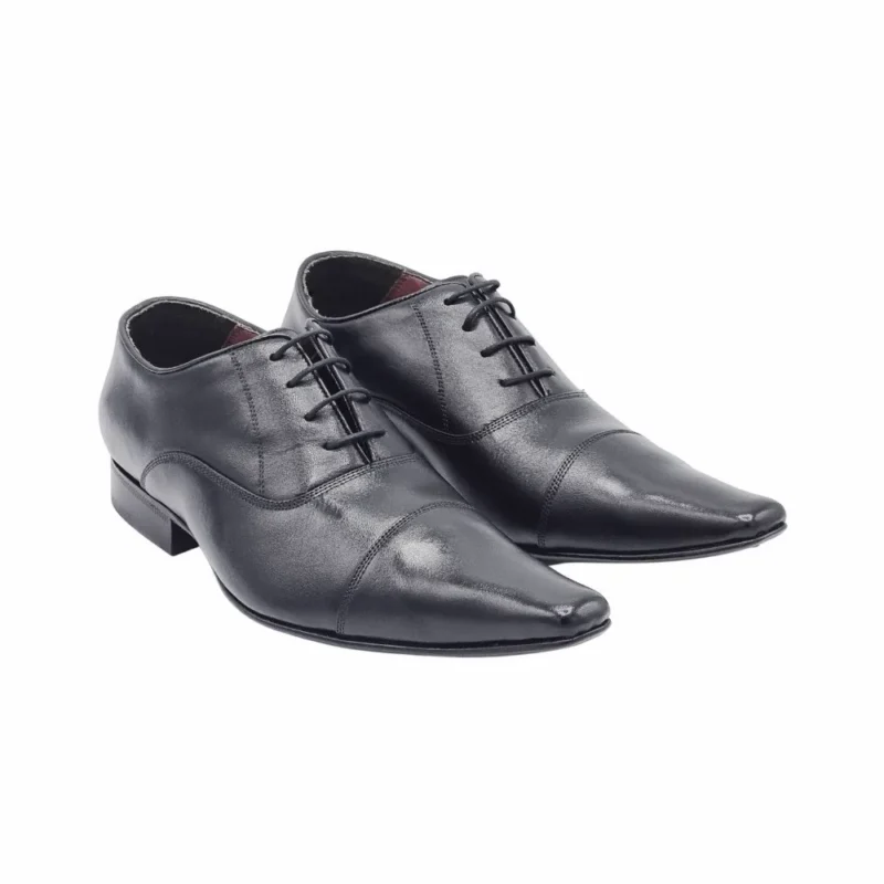 Par de sapatos Veneza pretos, vista frontal com o forro bordô na abertura