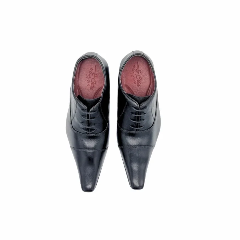 Par de sapatos Veneza pretos visto de cima, com a palmilha e a marca Ms Stilos gravada