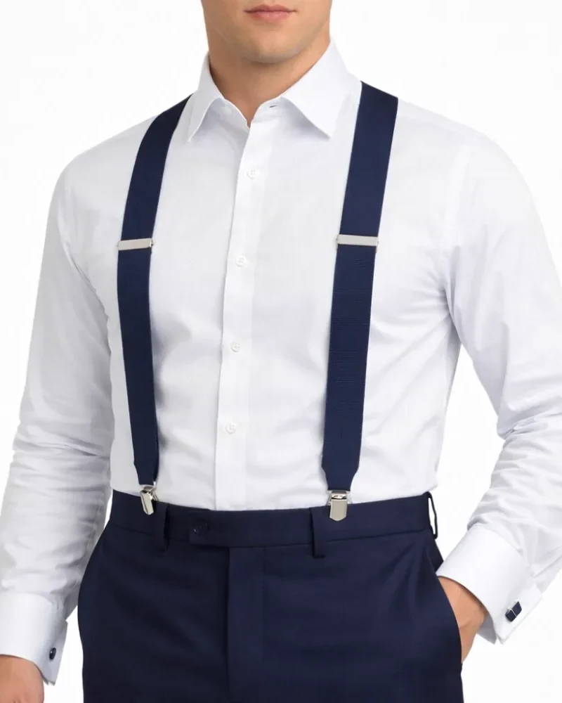 Suspensório masculino azul marinho em elástico, visto de frente sobre camisa branca