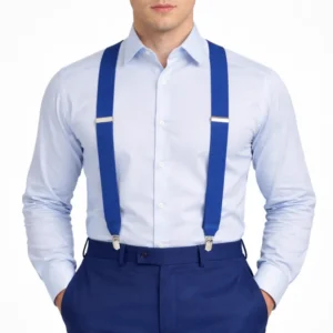 Suspensório masculino azul royal em elástico, visto de frente sobre camisa social azul clara