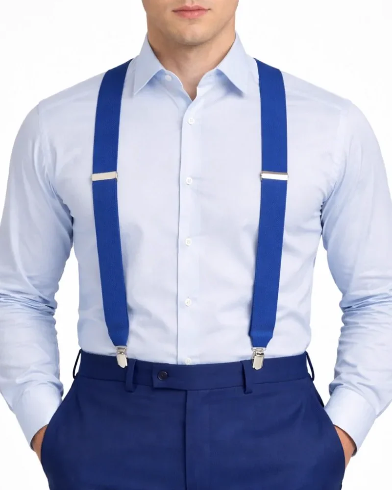 Suspensório masculino azul royal em elástico, visto de frente sobre camisa social azul clara