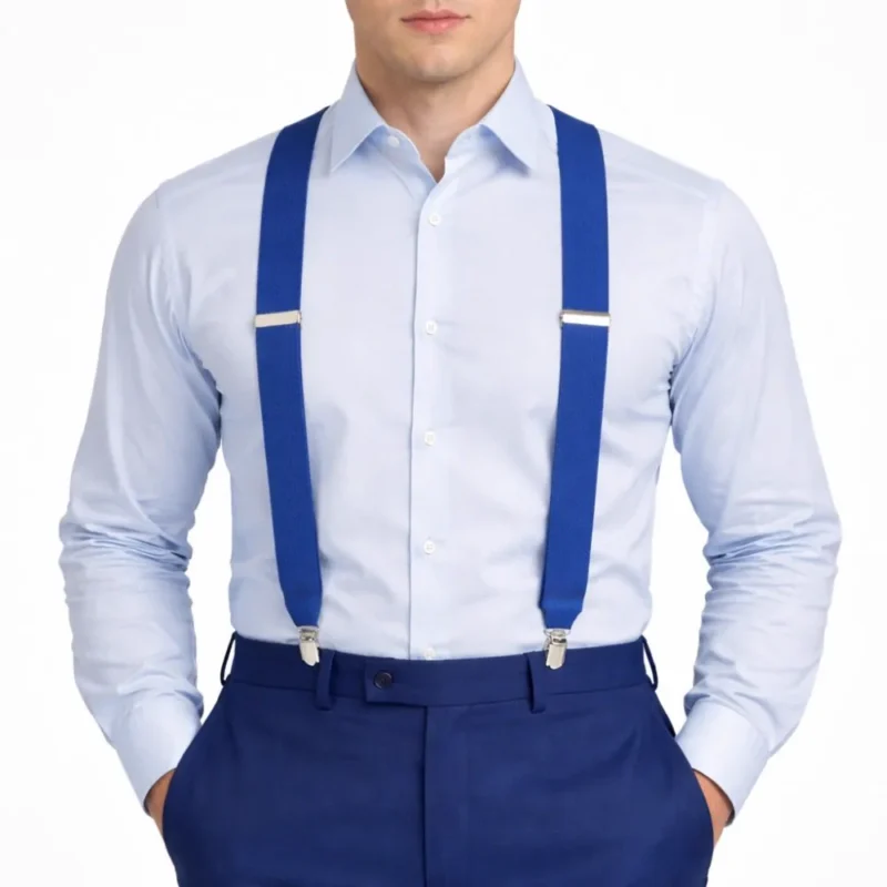 Suspensório masculino azul royal em elástico, visto de frente sobre camisa social azul clara