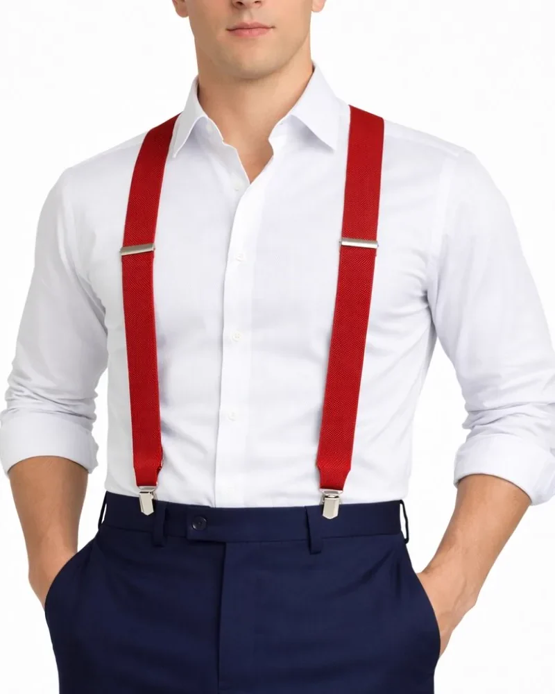 Suspensório masculino vermelho em elástico, visto de frente sobre camisa branca e calça social