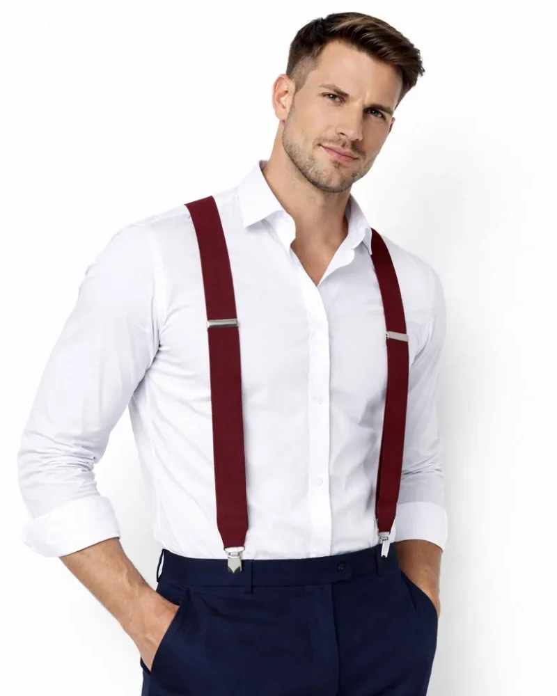 Suspensório masculino vinho em elástico, visto de frente sobre camisa branca e calça social