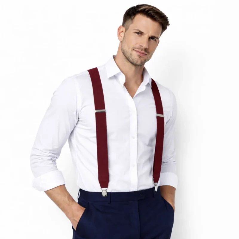 Suspensório masculino vinho em elástico, visto de frente sobre camisa branca e calça social
