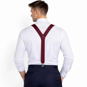 Suspensório vinho visto de costas, com o Y das tiras e a presilha traseira sobre camisa branca