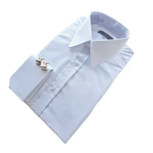 Camisa branca de colarinho francês e punho duplo em modelagem semi slim, vista de três quartos
